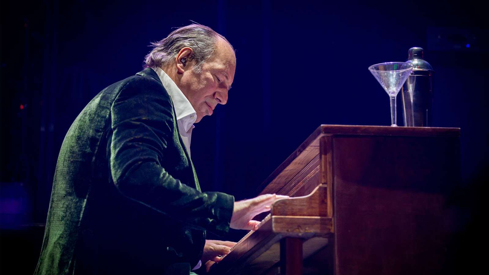 Hans Zimmer playing the piano - (Credits Leader Biography)