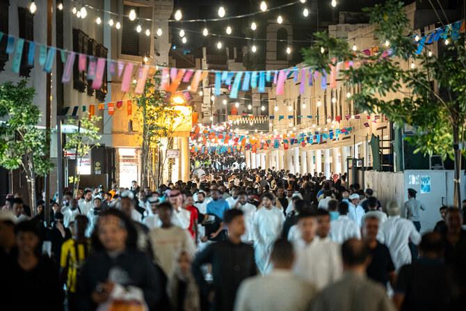 People shopping for Eid-ul-fitr in the streets of Al-Balad - (Credits SPA)