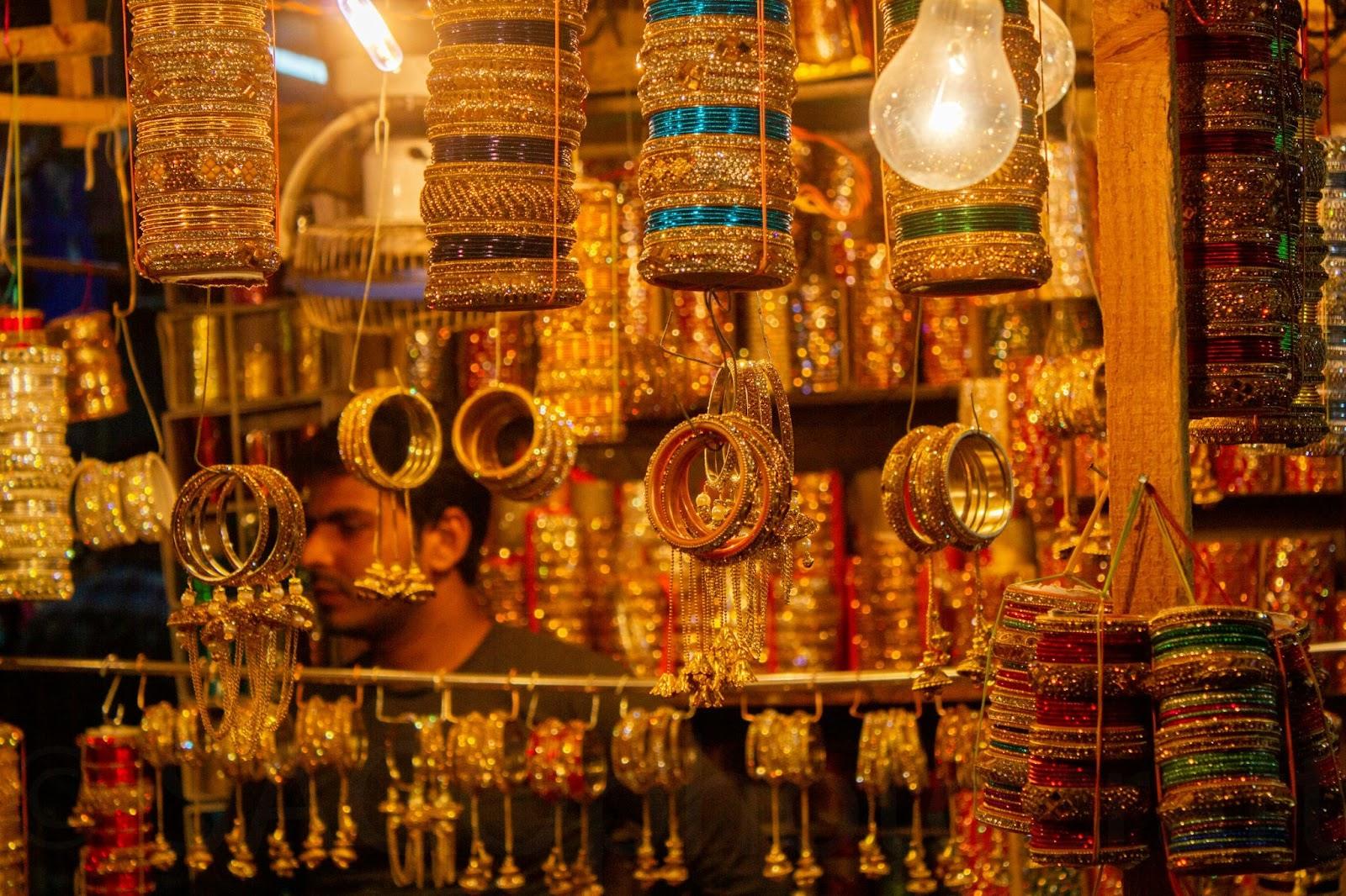 Gold and colorful bangles at a stall - (Credits Unsplash)