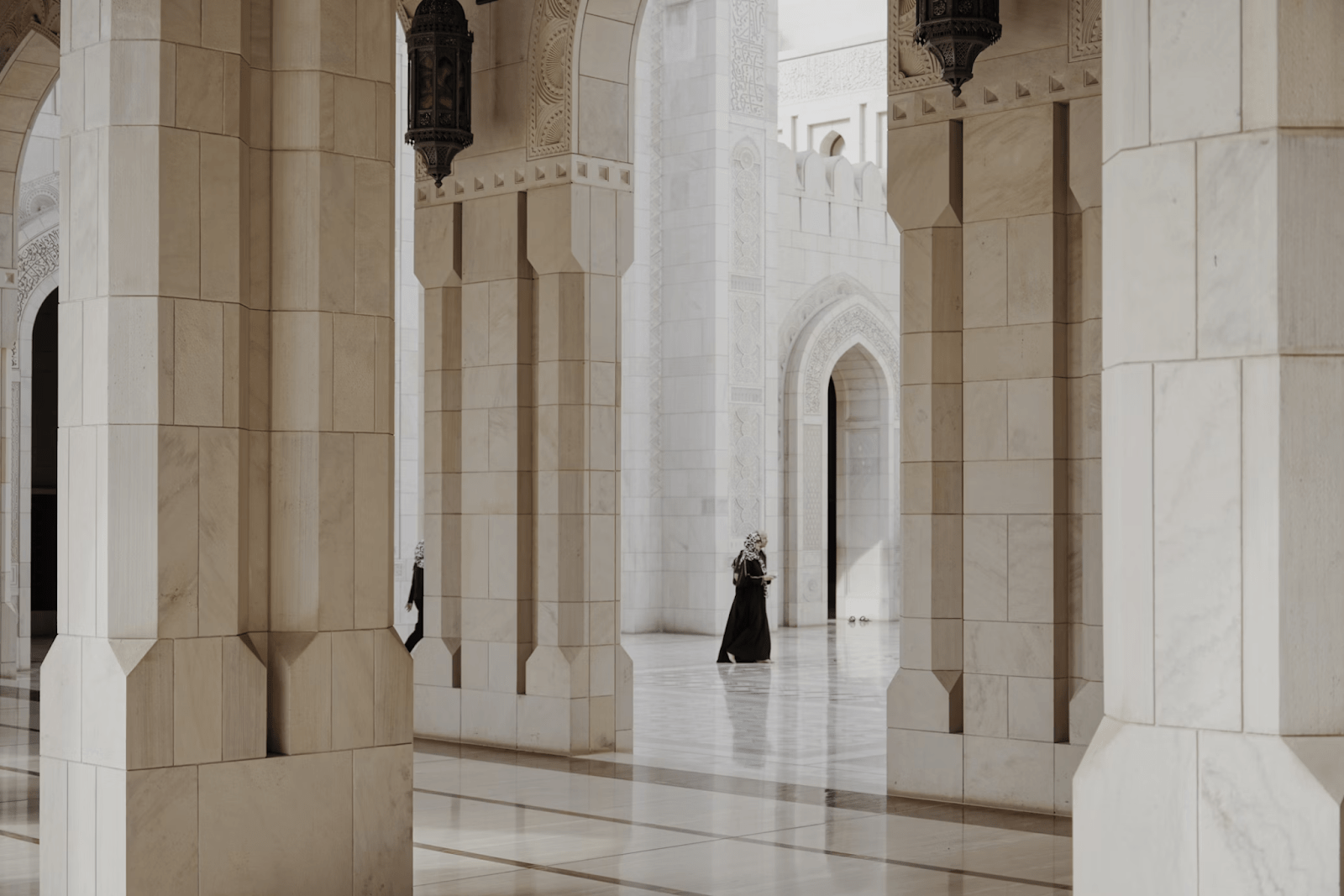 A female tourist exploring a mosque in Saudi Arabia - (Credits Unsplash)