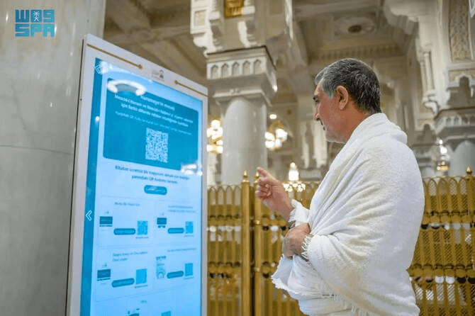A man using digital assistance services provided by Saudi Arabia for Hajj 2025 - (Credits SPA)