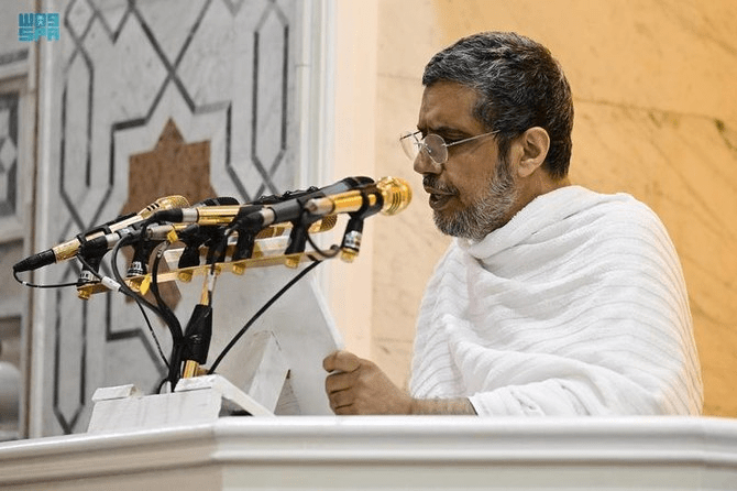 Sheikh Dr. Muhammad bin Abdul Karim Al-Issa giving sermon on Arafat at Masjid Namira during Hajj - (Credits SPA)