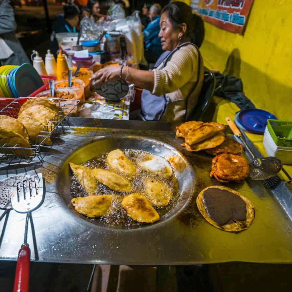 Night street food bike tour, Mexico City, Street food, Biking, Tour, Culture, Local, Tasty, Adventure, Exploration, Authentic, Gastronomy, Landmarks, Hidden gems, Nightlife, Illuminated, Vibrant, Colors, Foodie.