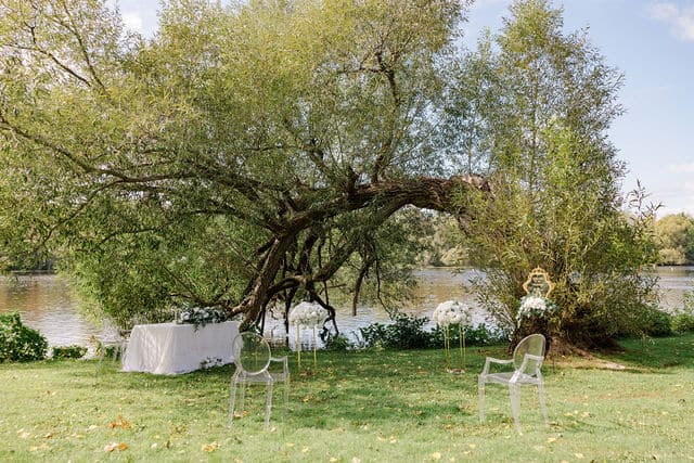 Simple elopement ceremony table set up at Riverside Park