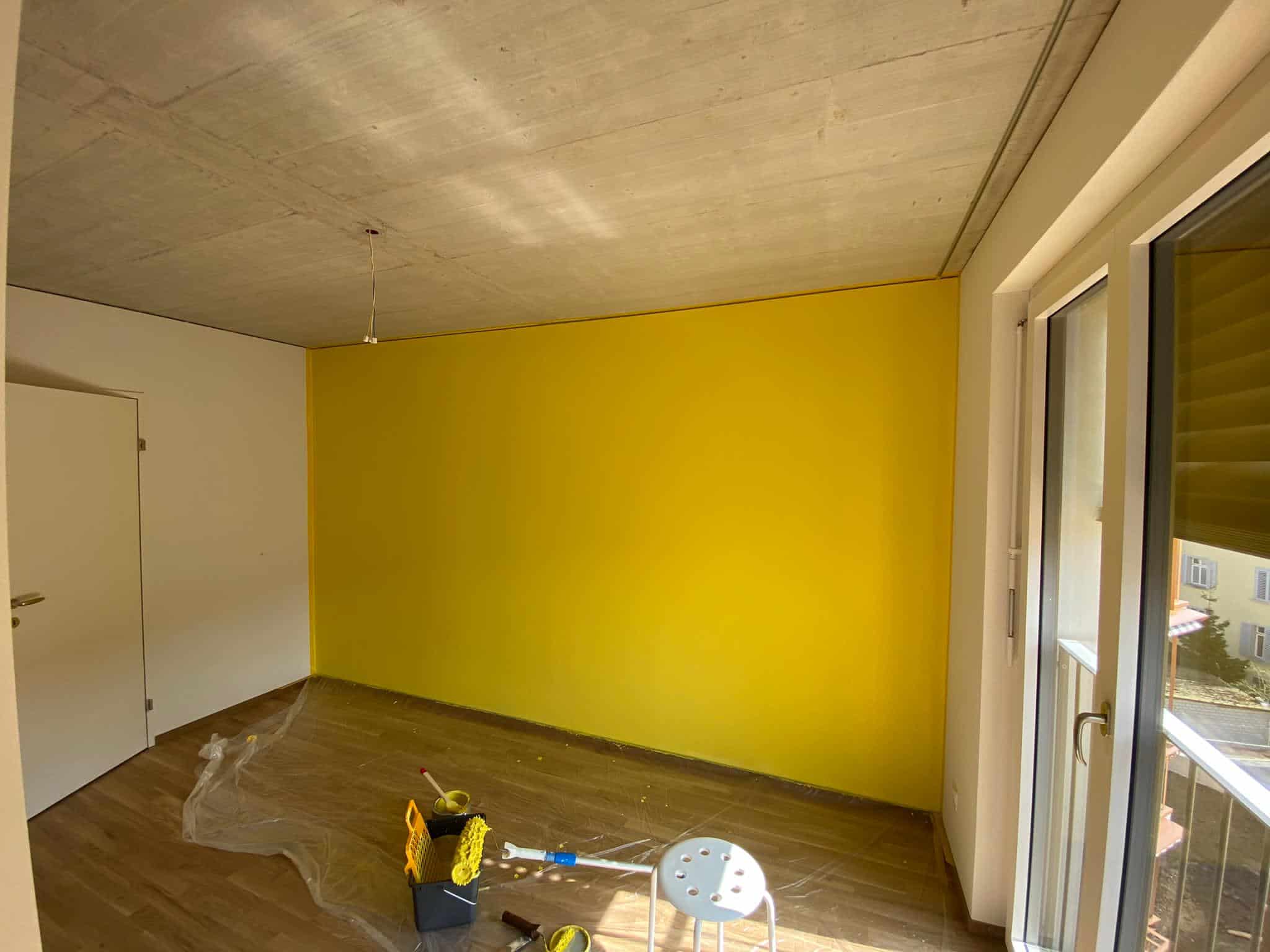 Innenraum mit farbig gestalteter Wand bei Malerarbeiten