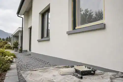 Fassade streichen: Zeitpunkt, Untergrund und Farbverbrauch planen