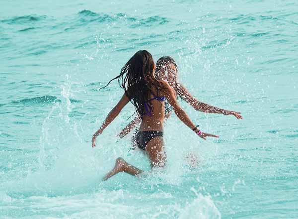 Girls playing in water on family-friendly Sydney tour – Splendour Tailored Tours