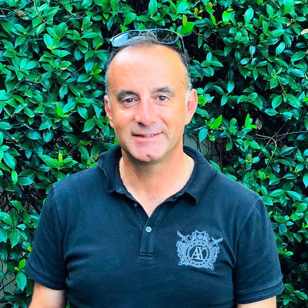 splendour tailored tours guide host peter