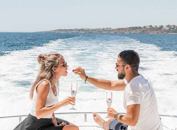 Romantic yacht couple’s moment on Sydney Harbour – Splendour Tailored Tours
