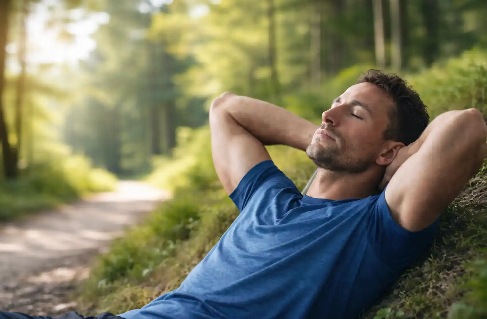 Mann entspannt im Wald, kontrollierte Erholung nach Training.