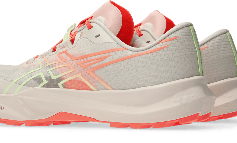 Modern running shoes designed for comfort and performance, ideal for athletes and fitness enthusiasts. Features lightweight construction, breathable materials, and stylish design.