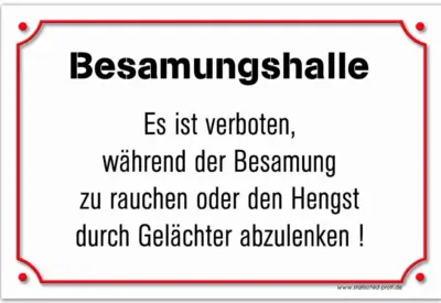 Ein Schild mit der Aufschrift Stallschild Stalltafel „Hufe auskratzen“ (Kopie) auf Deutsch.