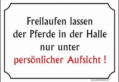Eine schwarz-weiße Stalltafel „Freilaufen lassen“ mit der Aufschrift „freiliche lassen in der Halle“.