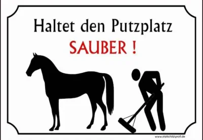 Ein Schild mit einem Stallschild „Haltet den Putzplatz sauber“ und einem Mann, der das Gras mäht.