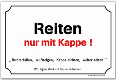 Ein Schild mit der Aufschrift Stallschild Stalltafel „Reiten nur mit Kappe“.- runterfallen, aufsteigen, krone richten, weiter reiten - wir legen wert auf deine Sicherheit