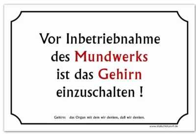 Ein Schild mit der Aufschrift „Stallschild Stalltafel „Inbetriebnahme des Mundwerks“ ist gehirn‘.“