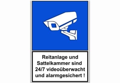 Reitanlage videoüberwacht - Ein Schild mit blauem Hintergrund und einem Stallschild „Videoüberwacht“ (Kopie) darauf.
