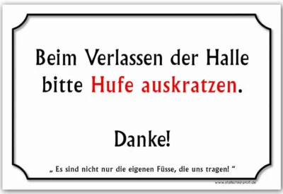 Eine schwarz-weiße Stalltafel „Hufe auskratzen“ mit der Aufschrift „bein versensen der halle bite hue auskratzen d“.