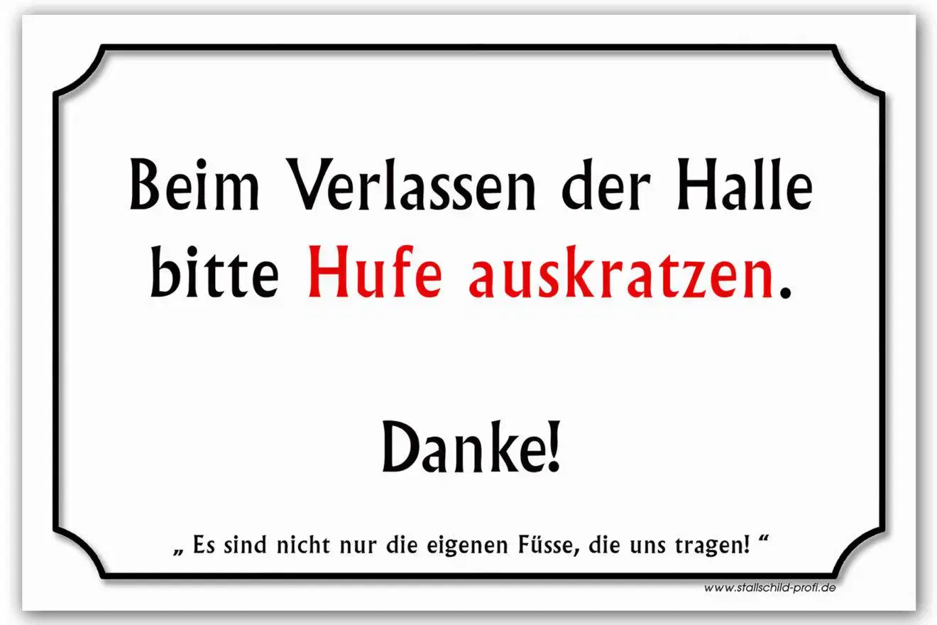 Eine schwarz-weiße Stalltafel „Hufe auskratzen“ mit der Aufschrift „bein versensen der halle bite hue auskratzen d“.