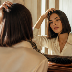 coiffure cheveux fins devant miroir