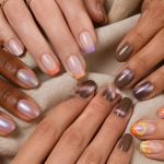 Tendance vernis à ongles sur plusieurs mains avec effets variés