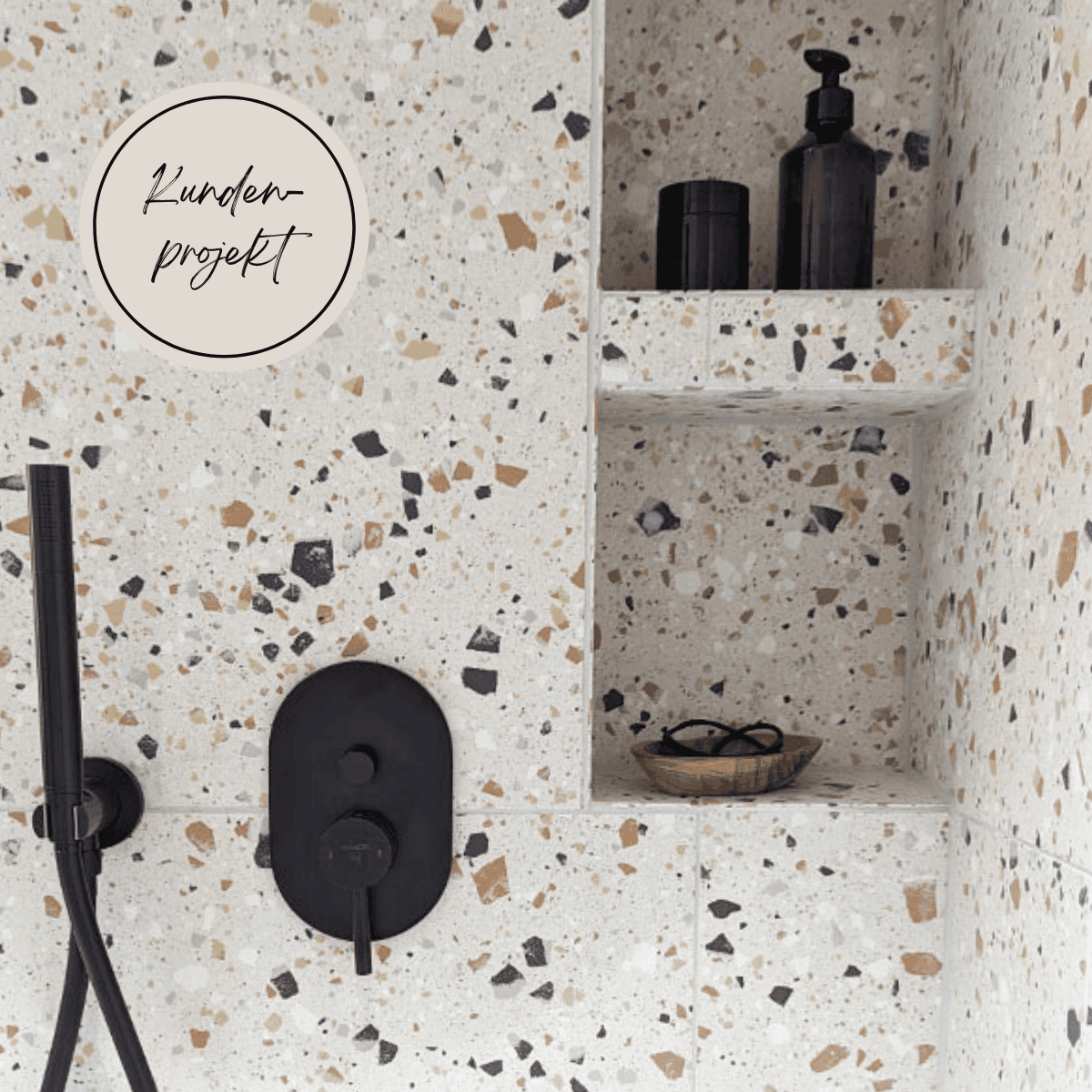Terrazzofliesen mit schwarzen Armaturen und Nische