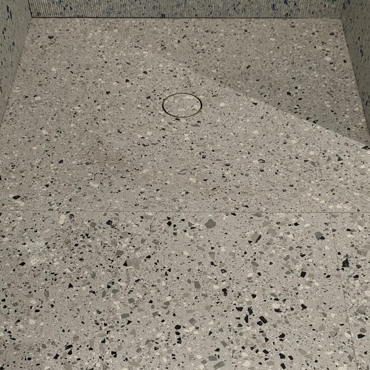 grauen Terrazzo-Boden