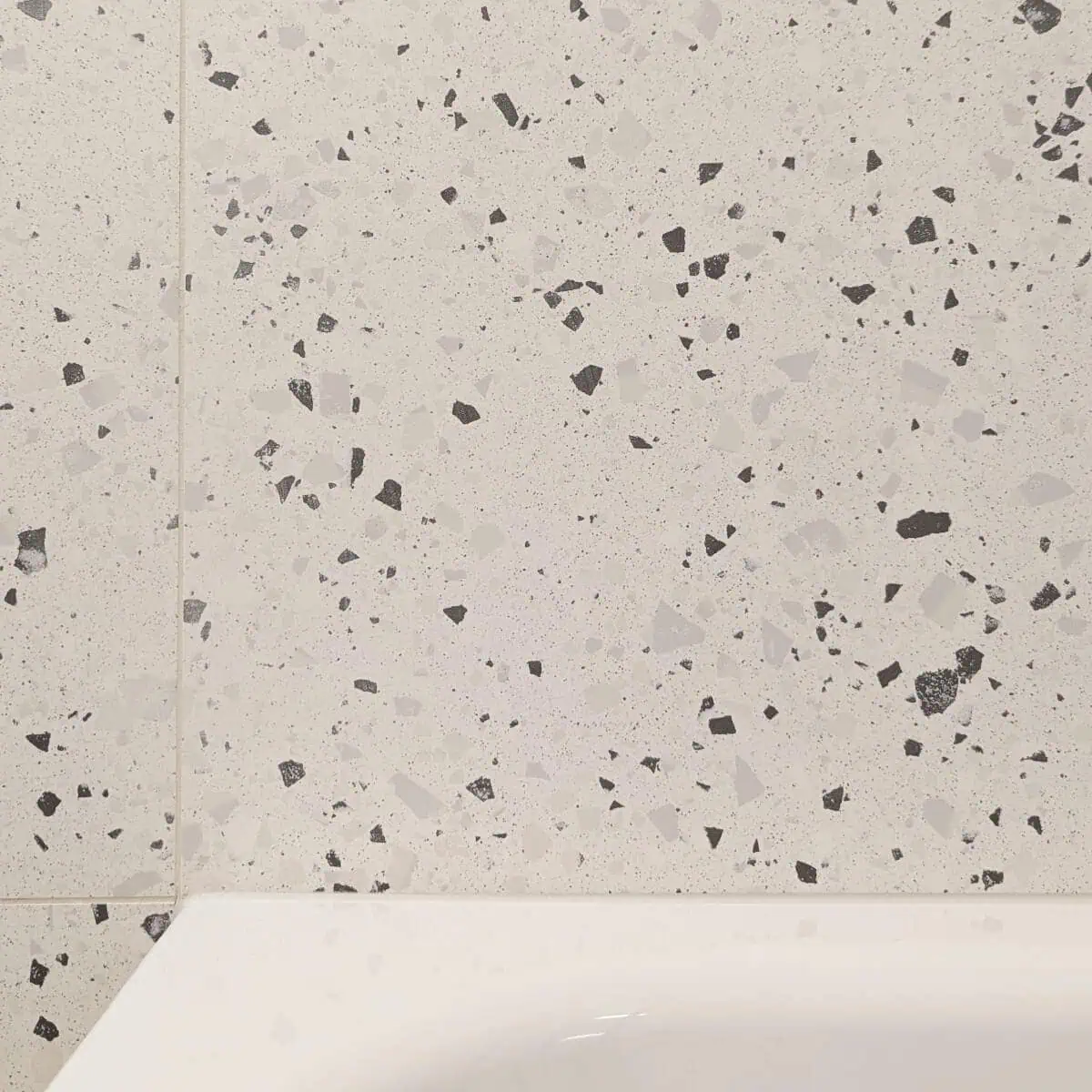 Weisse Terrazzo Platte im Bad