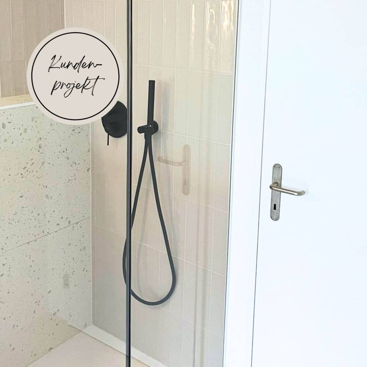 Dusche mit Metro Fliesen in beige