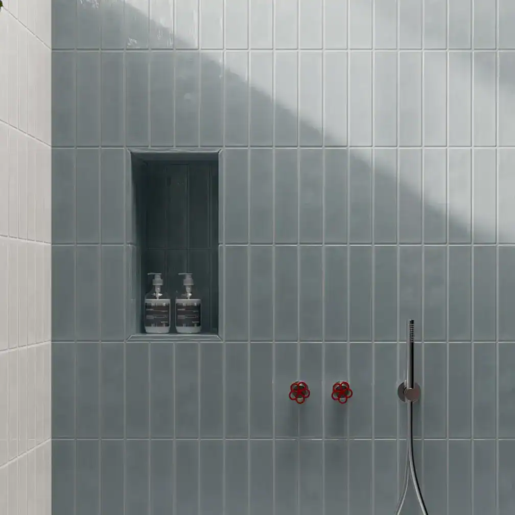 Blaue Metro-Plättli für Fischgrät-Verlegung