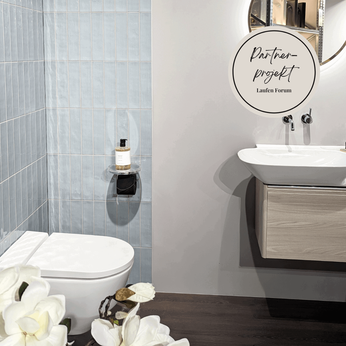 hellblaue Metrofliesen an Wand