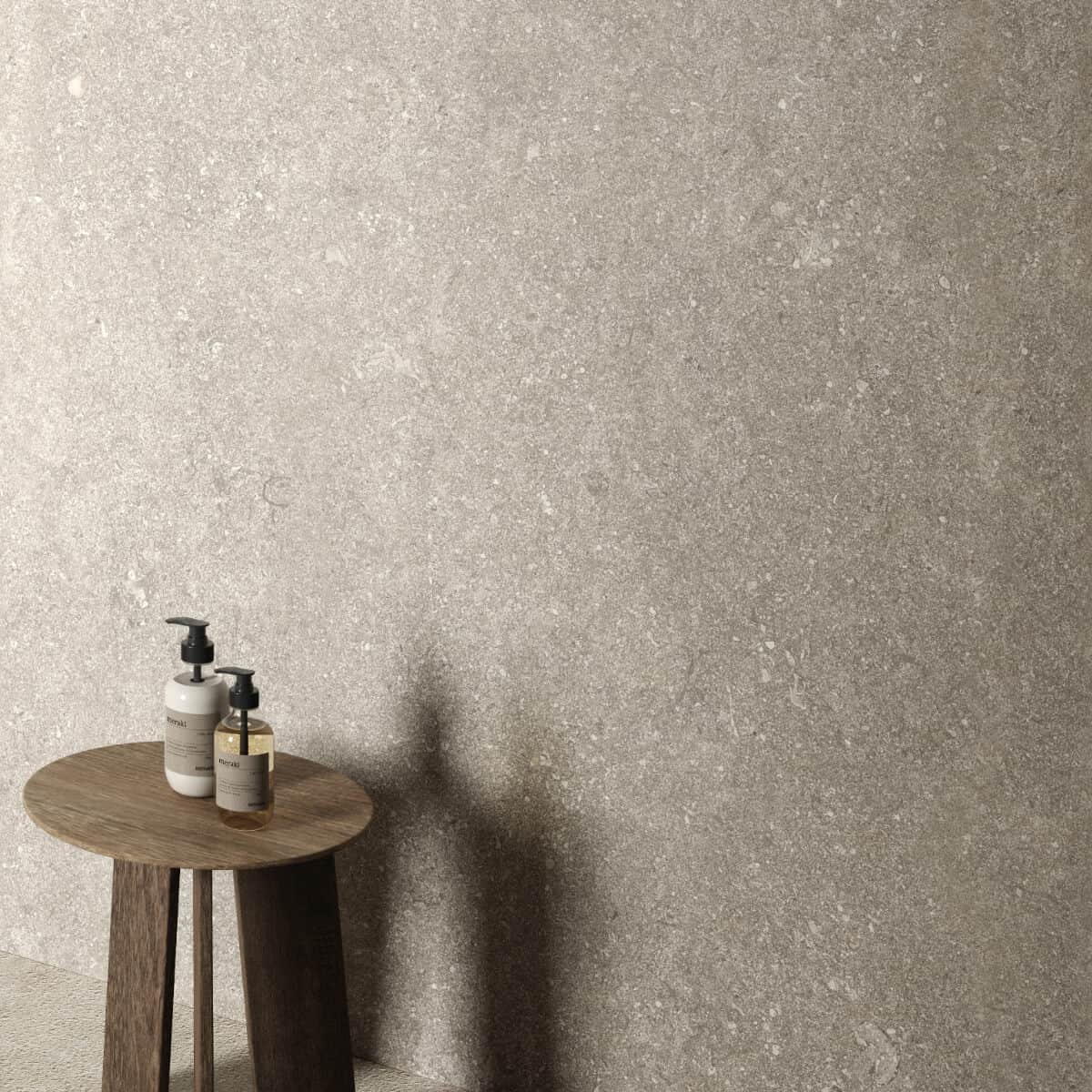 fliese sand mit dunklem holz