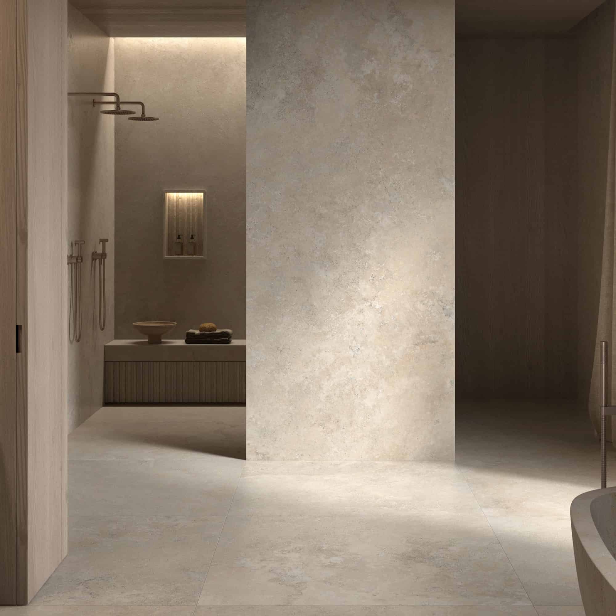Grosses Badezimmer mit beigen Fliesen