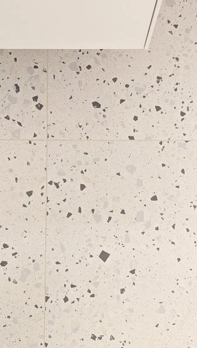 Badezimmer schwarz-weiss Bodenfliesen Terrazzo