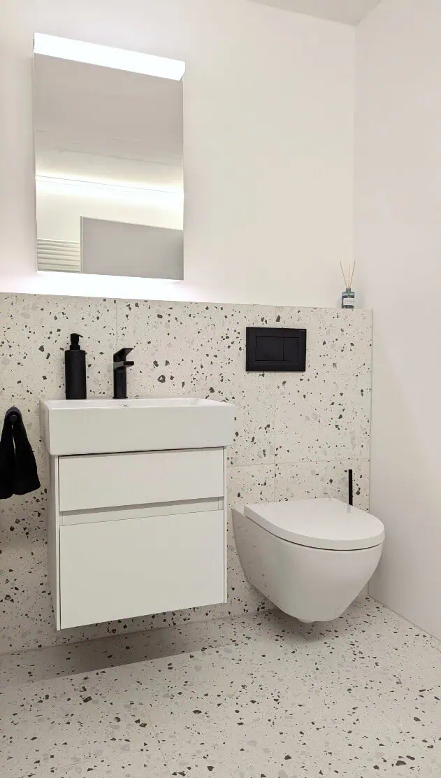 kundenstory-badezimmer-schwarz-weiss-terrazzo-wc