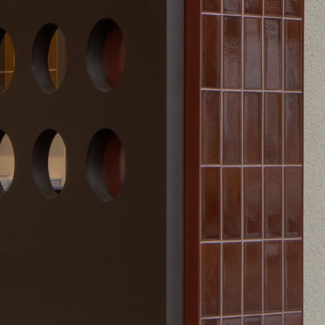 rechteckige wandfliese in dunkelrot