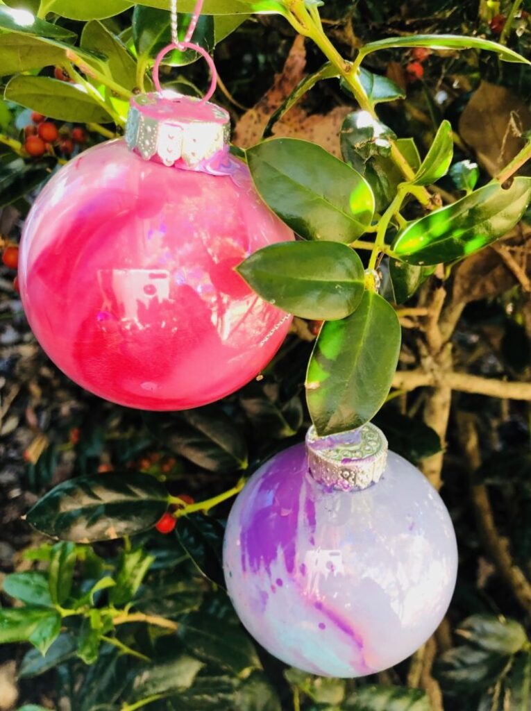 32 DIY CLEAR GLASS CHRISTMAS ORNAMENT IDEAS