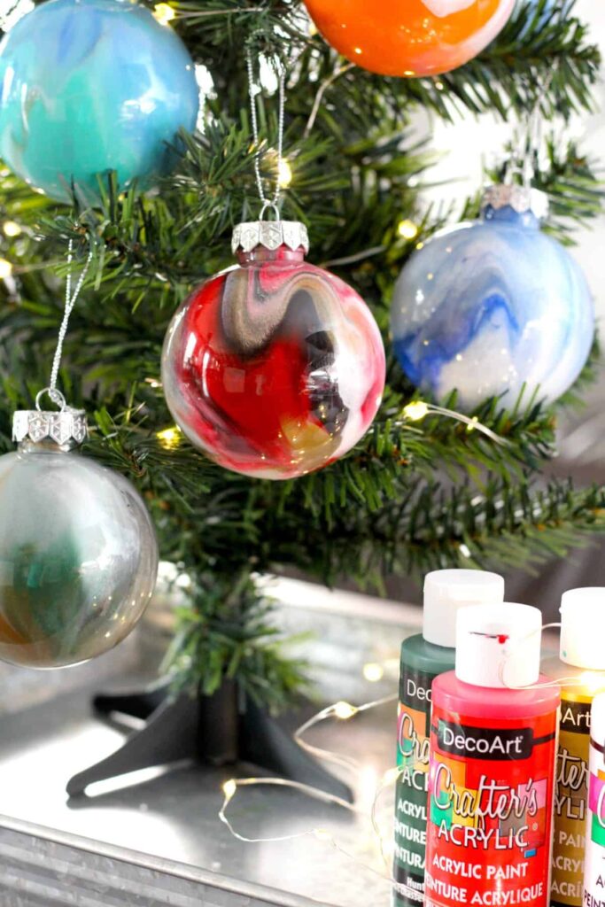 32 DIY CLEAR GLASS CHRISTMAS ORNAMENT IDEAS