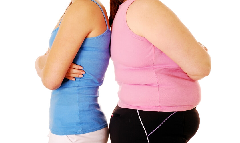 obesidade como tratar - mulher magra e mulher obesa encostadas uma na outra.