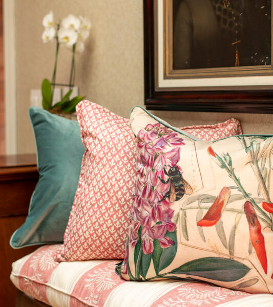 Botanical scatter cushion cover with purple flowers and bee design – Marloth Collection