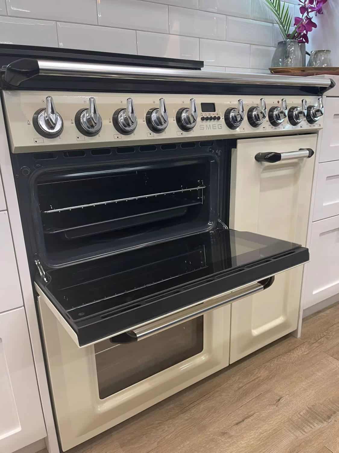 Smeg-cooktop-oven-1 Kitchen Displays At Our Auckland Showroom: Detailed Breakdown
