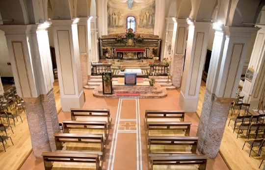 Riscaldamento a pedane termiche SYRMA in una cattedrale con riscaldamento discreto
