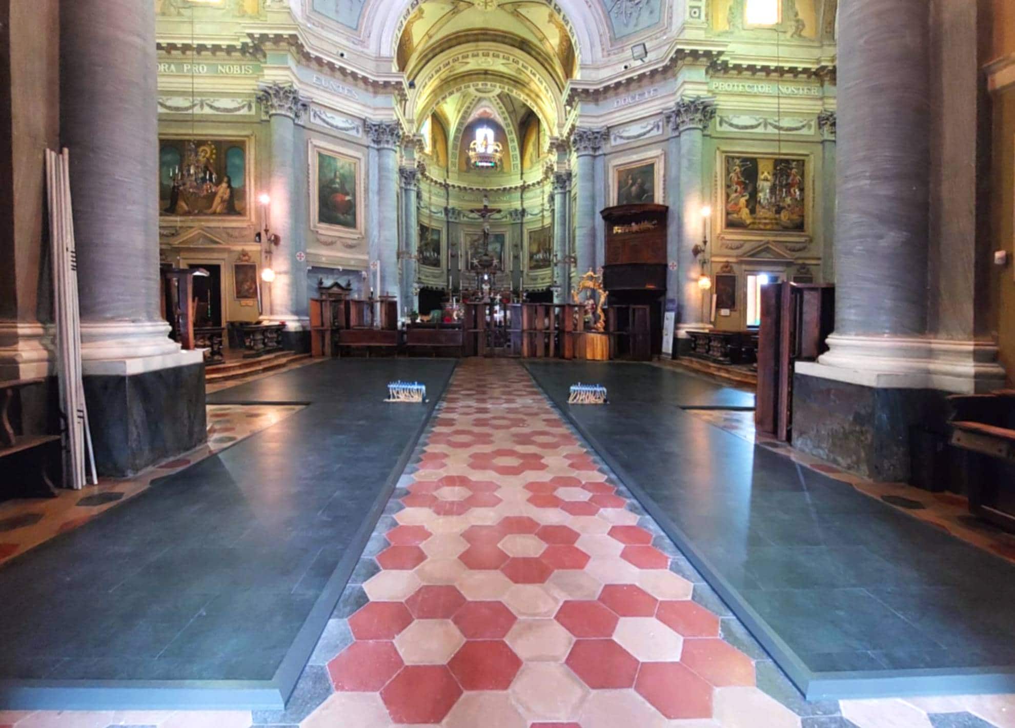 Pedane termiche per chiese storiche Syrma installate sotto i banchi del coro