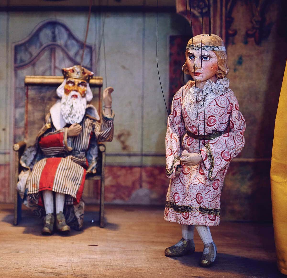 IRÁNY A BÁBMÚZEUM!