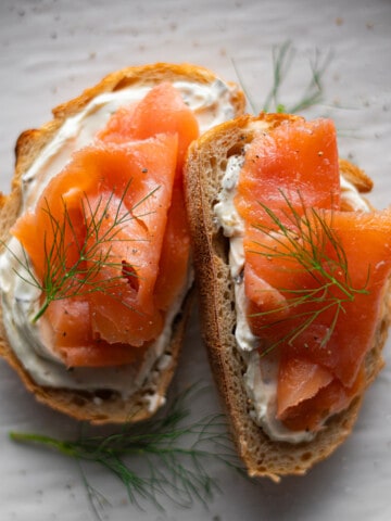 Smoked salmon, garnished with fresh dill, on toast with an aloutte spread