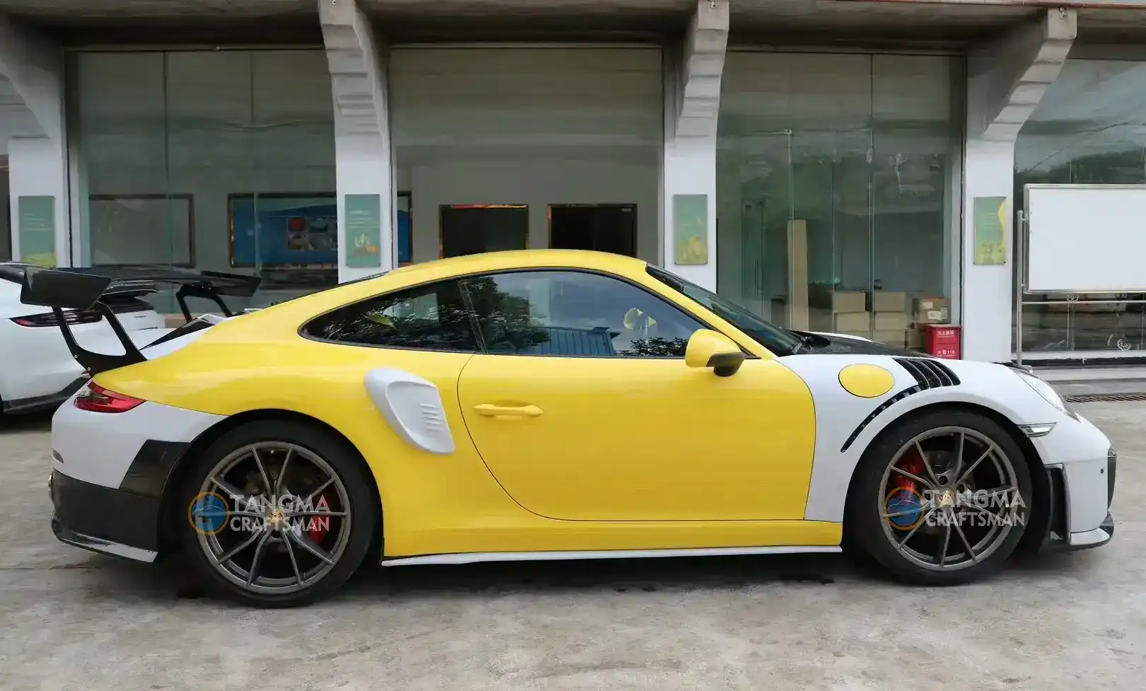 Porsche 911 992 modified GT3 RS kit carbon fiber hood adjustable rear wing original factory adaptation 3D scanning modification lightweight