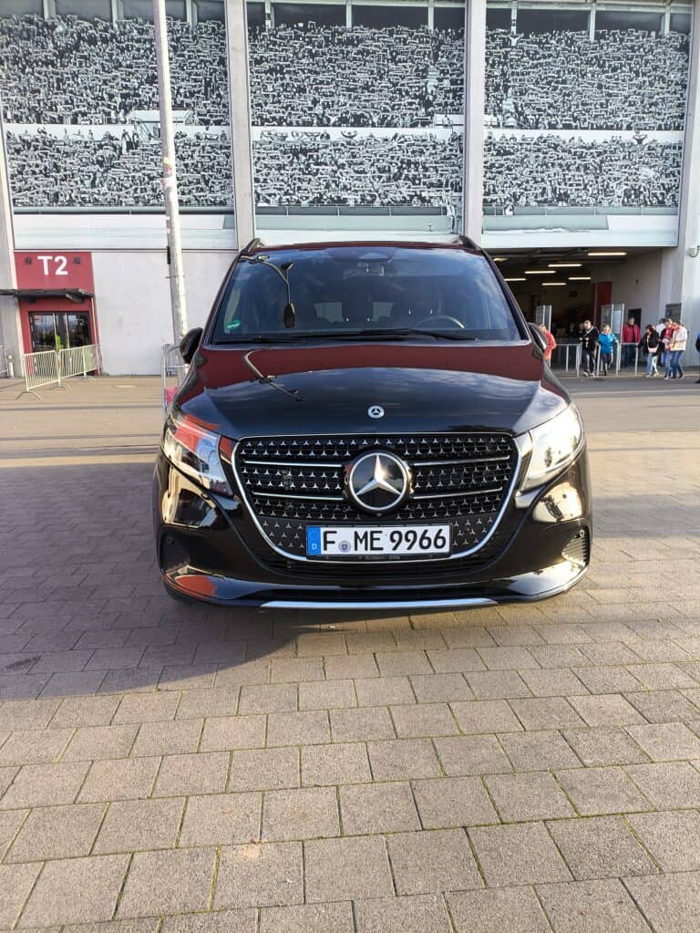 Neue Mercedes V-klasse vor Mainz05 Stadion