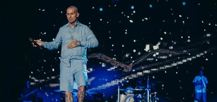 1. Persona en escenario durante concierto en vivo, tecnología avanzada, producción audiovisual profesional, evento musical, entretenimiento en directo, TDMPRODUCCIONES.