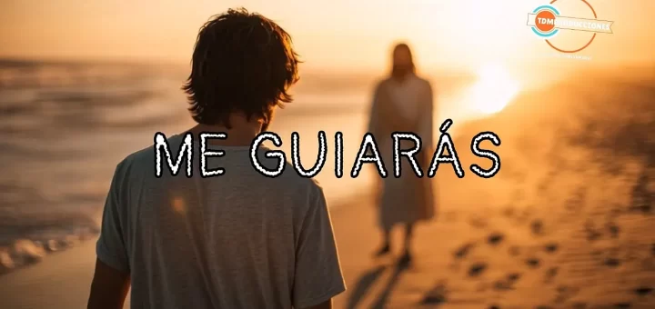 1. Persona en la playa durante atardecer con texto "Me Guiarás" y logo de TDM Producciones, fotografía artística y emocional.