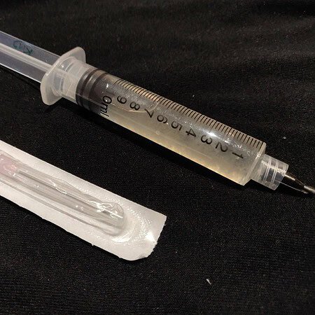 Seringue médicale avec aiguille et stérile, utilisée pour injections ou prélèvements.